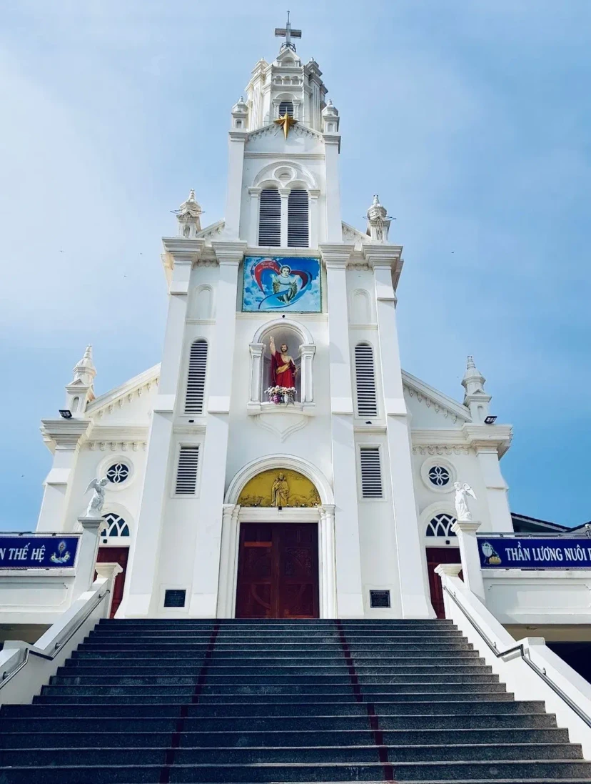 Ảnh chính Trip số 11 - lịch trình Bãi Đông - Thanh Hoá: 1 buổi chiều “phượt” biển khám phá Cây Cô Đơn và Nhà thờ giáo xứ Nghi Sơn