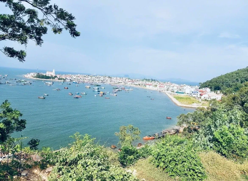 Ảnh chính Trip số 6 - lịch trình Bãi Đông - Thanh Hoá: 1 buổi chiều “phượt” biển khám phá Cây Cô Đơn và Nhà thờ giáo xứ Nghi Sơn